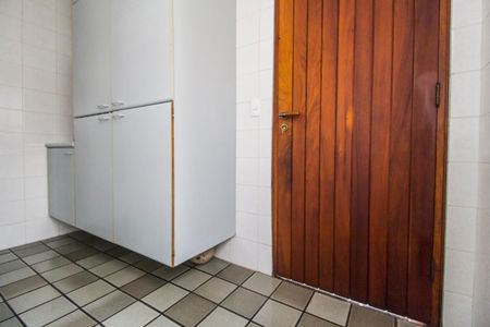 Casa de condomínio à venda com 503m², 4 quartos e 3 vagas Casa de condomínio à venda com 503m², 4 quartos e 3 vagasÁrea de Serviço