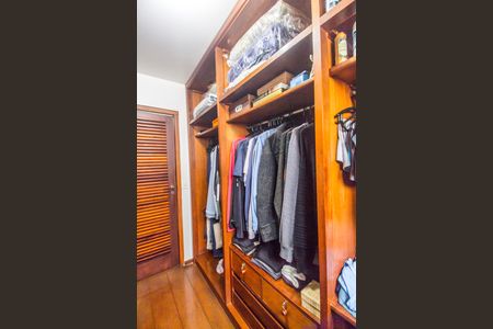 Casa de condomínio à venda com 503m², 4 quartos e 3 vagas Casa de condomínio à venda com 503m², 4 quartos e 3 vagasCloset da suíte 1
