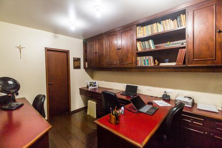 Casa de condomínio à venda com 503m², 4 quartos e 3 vagas Casa de condomínio à venda com 503m², 4 quartos e 3 vagasEscritório