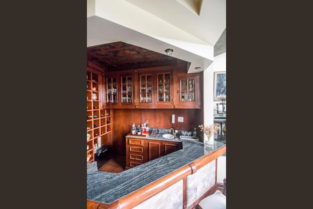 Casa de condomínio à venda com 503m², 4 quartos e 3 vagas Casa de condomínio à venda com 503m², 4 quartos e 3 vagasSala de TV