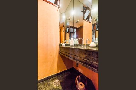 Casa de condomínio à venda com 503m², 4 quartos e 3 vagas Casa de condomínio à venda com 503m², 4 quartos e 3 vagasLavabo