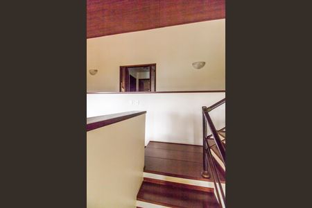 Casa de condomínio à venda com 503m², 4 quartos e 3 vagas Casa de condomínio à venda com 503m², 4 quartos e 3 vagasEscada