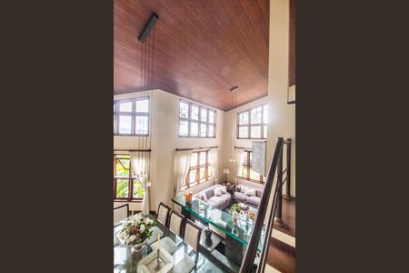 Casa de condomínio à venda com 503m², 4 quartos e 3 vagas Casa de condomínio à venda com 503m², 4 quartos e 3 vagasVista