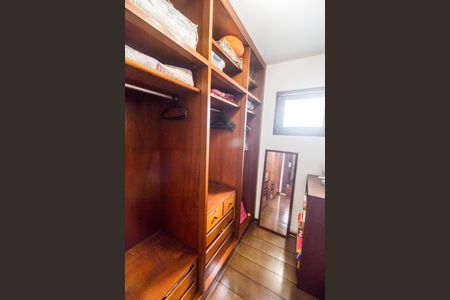 Casa de condomínio à venda com 503m², 4 quartos e 3 vagas Casa de condomínio à venda com 503m², 4 quartos e 3 vagasCloset da suíte 2