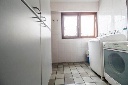 Casa de condomínio à venda com 503m², 4 quartos e 3 vagas Casa de condomínio à venda com 503m², 4 quartos e 3 vagasÁrea de Serviço