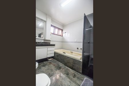 Casa de condomínio à venda com 503m², 4 quartos e 3 vagas Casa de condomínio à venda com 503m², 4 quartos e 3 vagasBanheiro da Suíte 1