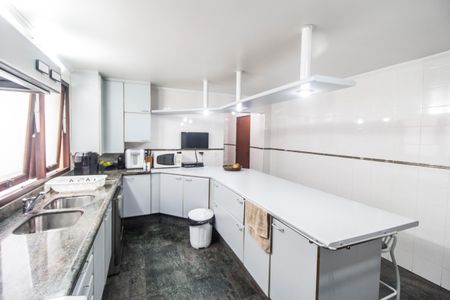 Casa de condomínio à venda com 503m², 4 quartos e 3 vagas Casa de condomínio à venda com 503m², 4 quartos e 3 vagasCozinha