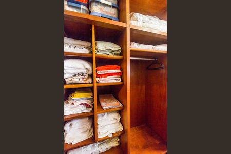 Casa de condomínio à venda com 503m², 4 quartos e 3 vagas Casa de condomínio à venda com 503m², 4 quartos e 3 vagasCloset da suíte 2