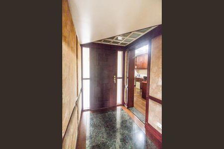 Casa de condomínio à venda com 503m², 4 quartos e 3 vagas Casa de condomínio à venda com 503m², 4 quartos e 3 vagasEntrada