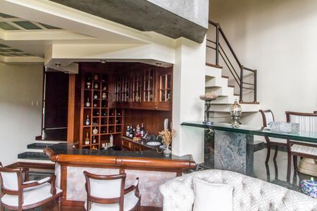 Casa de condomínio à venda com 503m², 4 quartos e 3 vagas Casa de condomínio à venda com 503m², 4 quartos e 3 vagasSala