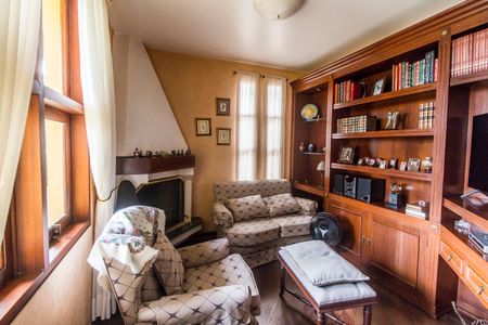 Casa de condomínio à venda com 503m², 4 quartos e 3 vagas Casa de condomínio à venda com 503m², 4 quartos e 3 vagasSala de TV