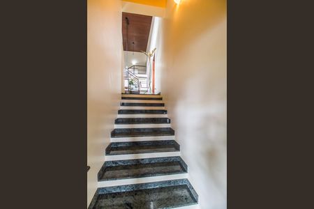 Casa de condomínio à venda com 503m², 4 quartos e 3 vagas Casa de condomínio à venda com 503m², 4 quartos e 3 vagasEscada