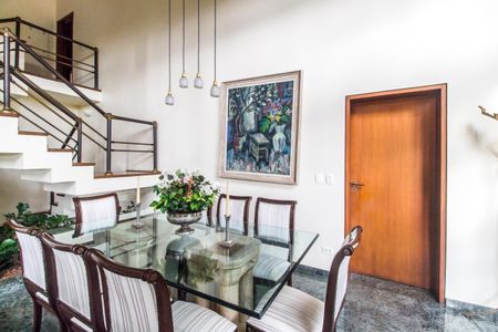 Casa de condomínio à venda com 503m², 4 quartos e 3 vagas Casa de condomínio à venda com 503m², 4 quartos e 3 vagasSala de Jantar