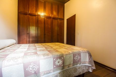 Casa de condomínio à venda com 503m², 4 quartos e 3 vagas Casa de condomínio à venda com 503m², 4 quartos e 3 vagasQuarto 4