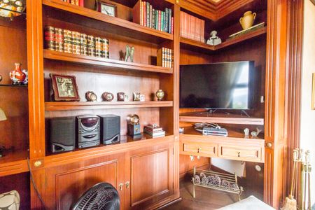 Casa de condomínio à venda com 503m², 4 quartos e 3 vagas Casa de condomínio à venda com 503m², 4 quartos e 3 vagasSala de TV