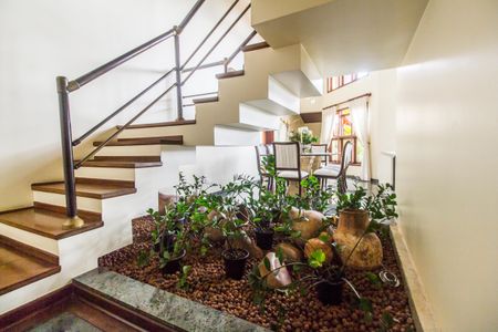 Casa de condomínio à venda com 503m², 4 quartos e 3 vagas Casa de condomínio à venda com 503m², 4 quartos e 3 vagasEscada