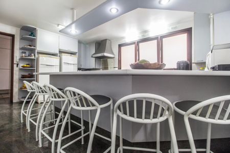 Casa de condomínio à venda com 503m², 4 quartos e 3 vagas Casa de condomínio à venda com 503m², 4 quartos e 3 vagasCozinha