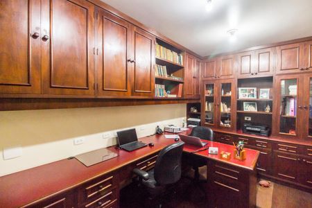 Casa de condomínio à venda com 503m², 4 quartos e 3 vagas Casa de condomínio à venda com 503m², 4 quartos e 3 vagasEscritório