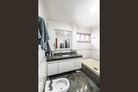 Casa de condomínio à venda com 503m², 4 quartos e 3 vagas Casa de condomínio à venda com 503m², 4 quartos e 3 vagasBanheiro da Suíte 1