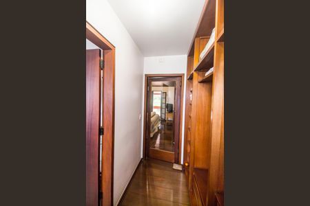 Casa de condomínio à venda com 503m², 4 quartos e 3 vagas Casa de condomínio à venda com 503m², 4 quartos e 3 vagasCloset da suíte 2