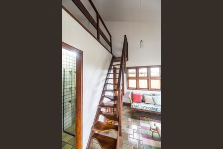 Casa de condomínio à venda com 503m², 4 quartos e 3 vagas Casa de condomínio à venda com 503m², 4 quartos e 3 vagasEscada - Casa 2