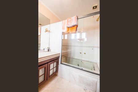 Casa de condomínio à venda com 503m², 4 quartos e 3 vagas Casa de condomínio à venda com 503m², 4 quartos e 3 vagasBanheiro da Suíte 2