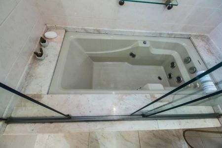 Casa de condomínio à venda com 503m², 4 quartos e 3 vagas Casa de condomínio à venda com 503m², 4 quartos e 3 vagasBanheiro Social