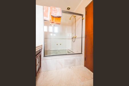 Casa de condomínio à venda com 503m², 4 quartos e 3 vagas Casa de condomínio à venda com 503m², 4 quartos e 3 vagasBanheiro da Suíte 2