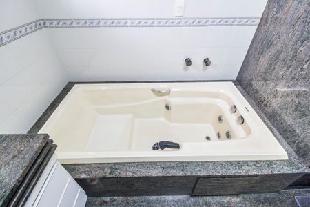 Casa de condomínio à venda com 503m², 4 quartos e 3 vagas Casa de condomínio à venda com 503m², 4 quartos e 3 vagasBanheiro da Suíte 1