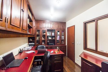 Casa de condomínio à venda com 503m², 4 quartos e 3 vagas Casa de condomínio à venda com 503m², 4 quartos e 3 vagasEscritório