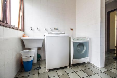 Casa de condomínio à venda com 503m², 4 quartos e 3 vagas Casa de condomínio à venda com 503m², 4 quartos e 3 vagasÁrea de Serviço