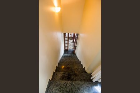 Casa de condomínio à venda com 503m², 4 quartos e 3 vagas Casa de condomínio à venda com 503m², 4 quartos e 3 vagasEscada