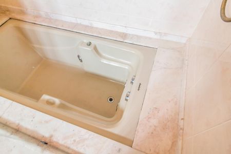 Casa de condomínio à venda com 503m², 4 quartos e 3 vagas Casa de condomínio à venda com 503m², 4 quartos e 3 vagasBanheiro da Suíte 2