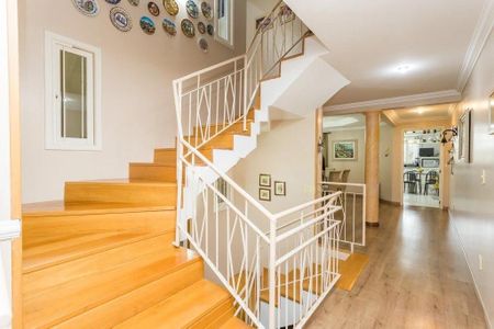 Casa à venda com 344m², 4 quartos e 3 vagasEscada