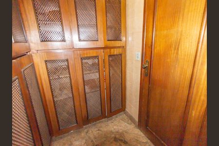 Apartamento à venda com 165m², 3 quartos e 2 vagas Apartamento à venda com 165m², 3 quartos e 2 vagasQuarto de Serviço