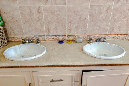 Casa à venda com 318m², 5 quartos e 3 vagasBanheiro da Suíte