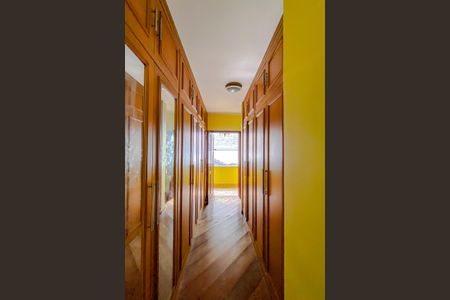 Casa à venda com 318m², 5 quartos e 3 vagasQuarto 4 - Suíte