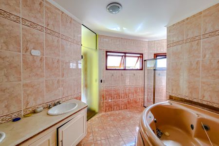 Casa à venda com 318m², 5 quartos e 3 vagasBanheiro da Suíte