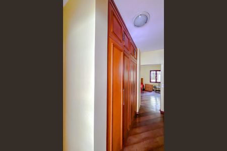 Casa à venda com 318m², 5 quartos e 3 vagasQuarto 4 - Suíte