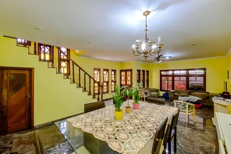 Casa à venda com 318m², 5 quartos e 3 vagasSala