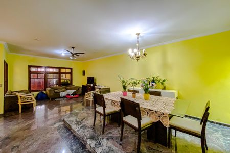 Casa à venda com 318m², 5 quartos e 3 vagasSala