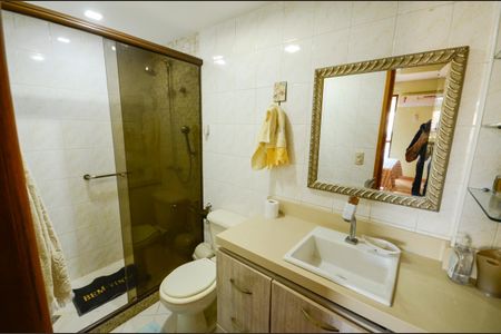 Apartamento à venda com 250m², 3 quartos e 2 vagas Apartamento à venda com 250m², 3 quartos e 2 vagasBanheiro da Suíte 2