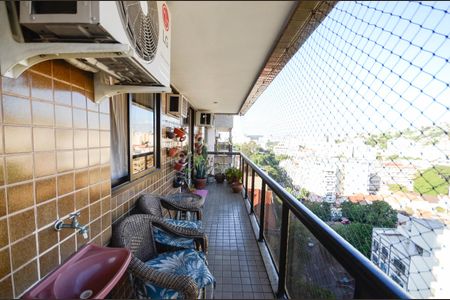 Apartamento à venda com 250m², 3 quartos e 2 vagas Apartamento à venda com 250m², 3 quartos e 2 vagasVaranda da Sala