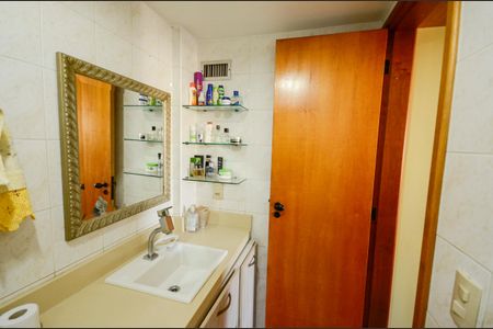Apartamento à venda com 250m², 3 quartos e 2 vagas Apartamento à venda com 250m², 3 quartos e 2 vagasBanheiro da Suíte 2