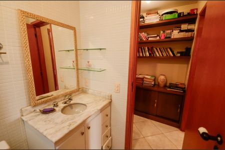 Apartamento à venda com 250m², 3 quartos e 2 vagas Apartamento à venda com 250m², 3 quartos e 2 vagasBanheiro da Suíte 1