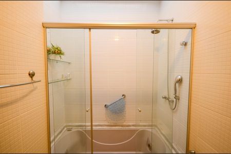 Apartamento à venda com 250m², 3 quartos e 2 vagas Apartamento à venda com 250m², 3 quartos e 2 vagasBanheiro da Suíte 1