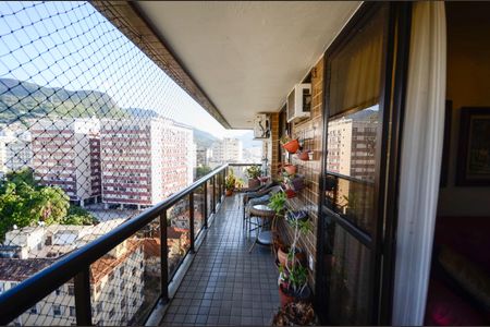 Apartamento à venda com 250m², 3 quartos e 2 vagas Apartamento à venda com 250m², 3 quartos e 2 vagasVaranda da Sala