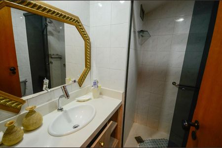 Apartamento à venda com 250m², 3 quartos e 2 vagas Apartamento à venda com 250m², 3 quartos e 2 vagasBanheiro Social