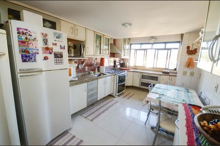 Apartamento à venda com 250m², 3 quartos e 2 vagas Apartamento à venda com 250m², 3 quartos e 2 vagasCozinha