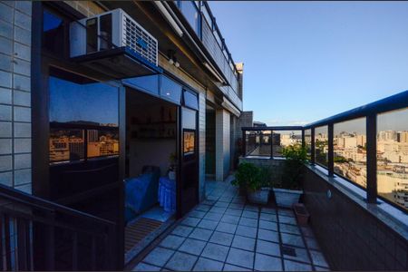 Apartamento à venda com 250m², 3 quartos e 2 vagas Apartamento à venda com 250m², 3 quartos e 2 vagasTerraço